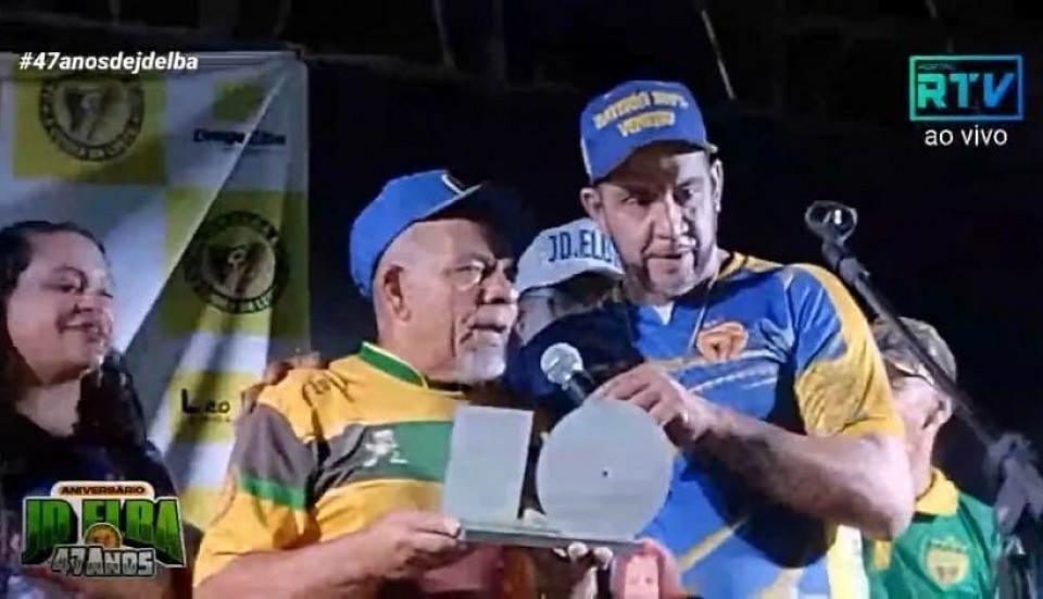 Presidente do Jardim elba E.C faz homenagem para o Teté, homem que está prestando serviço desde o início do time